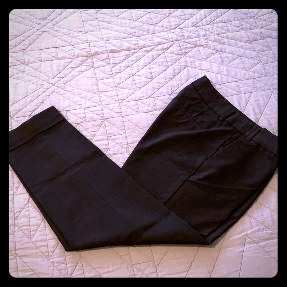 Women’s Ankle-cropped trousers.